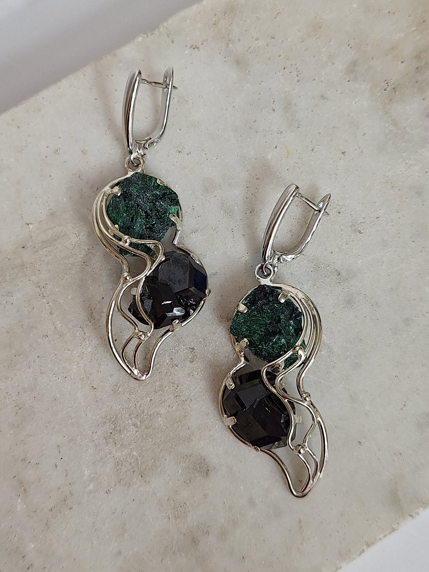 Серьги с малахитом и меланитом <br>10-3-381