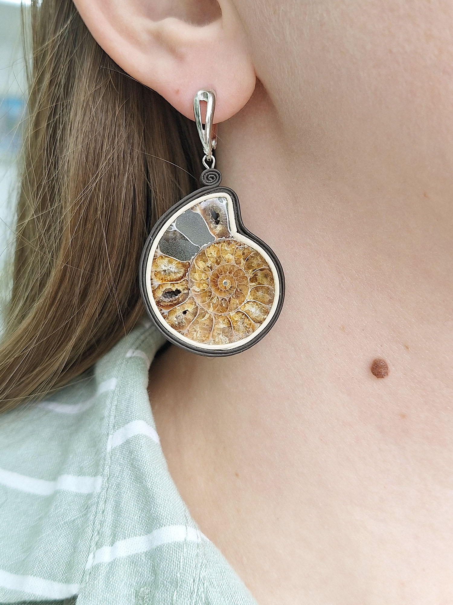 Серьги из аммолита и кожи <br>10-3-451